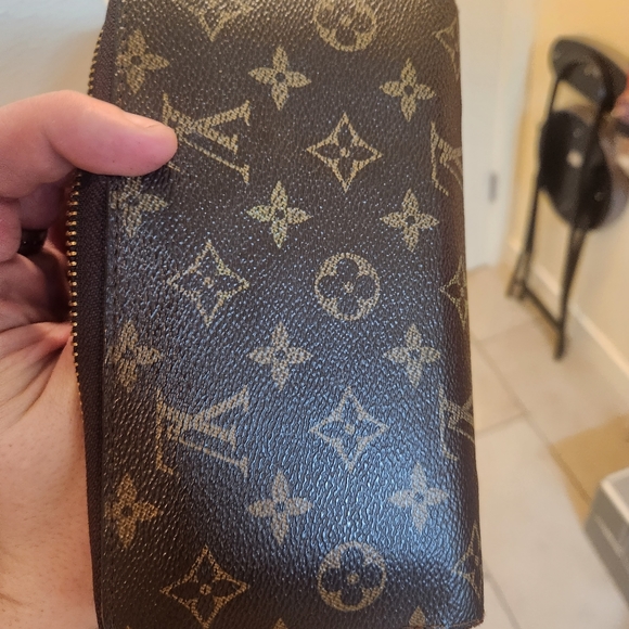 Women's LOUIS VUITTON ZIPPY WALLET - Picture 2 of 3